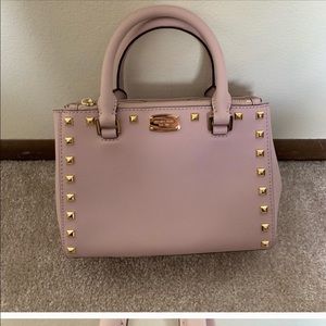👀looking for a Pink Michael Kors XS kellen bag👀